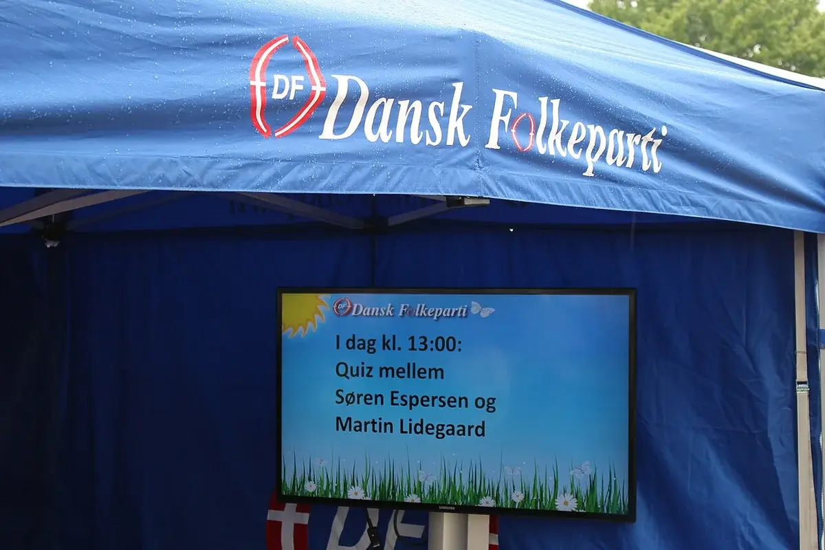 Blue tent with Danish People's Party logo and a screen showing quiz information