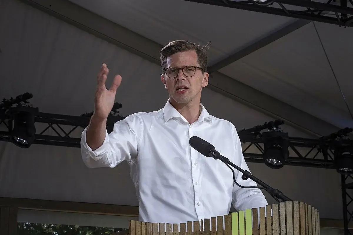 Alex Vanopslagh giving a speech at a political event