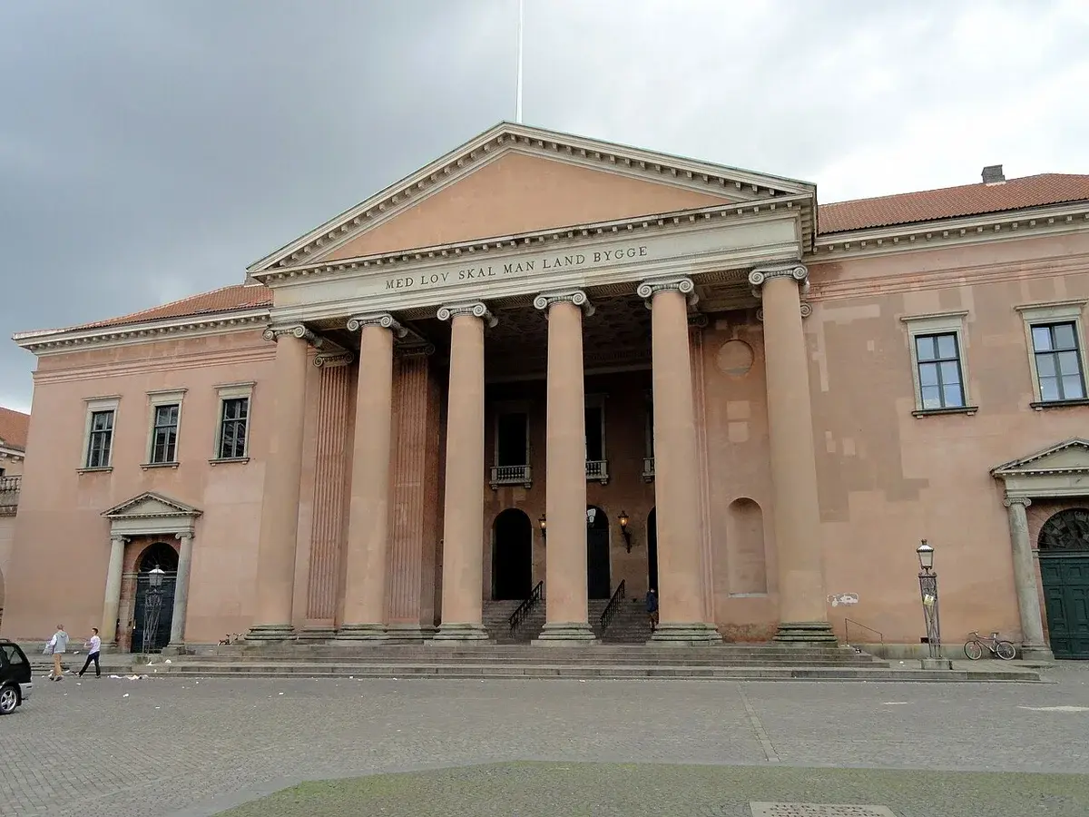 The Copenhagen Courthouse with columns and people in front.