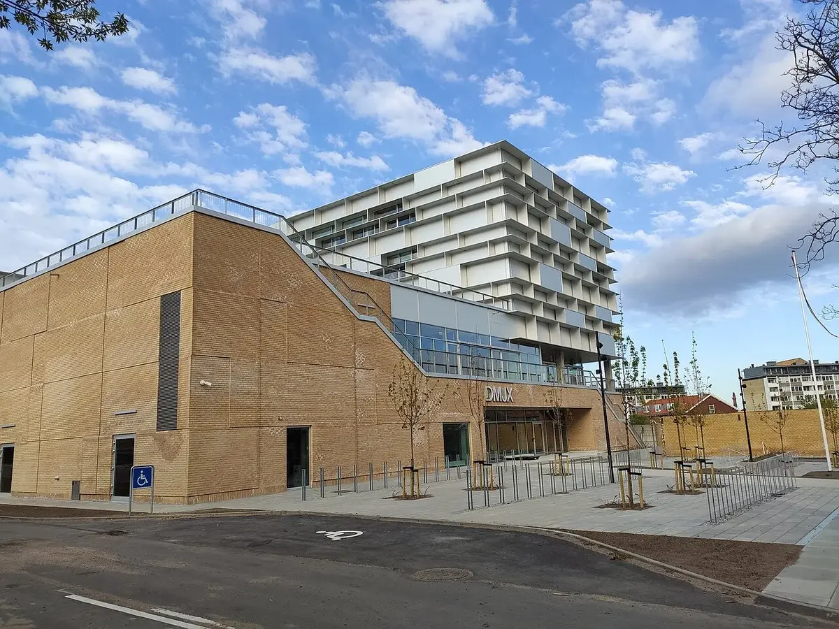 Modern DMJX building in Aarhus under a blue sky.